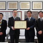 賞状を石見校長(左から2番目)に手渡す向後専務(2月5日)