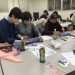 洗濯バサミ猫を作る参加者(3月19日)