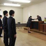 事例を受け取る新採用職員（4月1日）