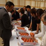 現品を確認する生産者と市場担当者(5月14日)