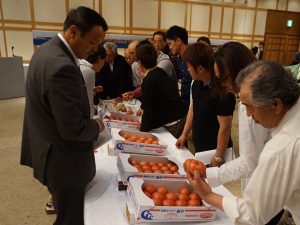 現品を確認する生産者と市場担当者(5月14日)