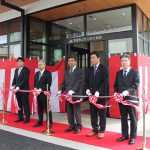 テープカットを行う間渕組合長ら(5月7日)
