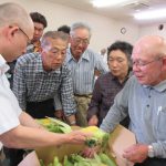 現品を確認する生産者と市場担当者(6月14日)