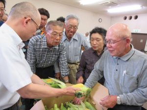 現品を確認する生産者と市場担当者(6月14日)