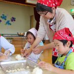 女性部員と一緒にすいとん作りに挑戦（6月10日）