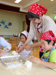 女性部員と一緒にすいとん作りに挑戦（6月10日）