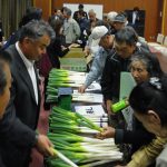 出荷規格を確認する生産者(5月7日)