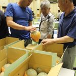 現品を確認する生産者（6月14日）