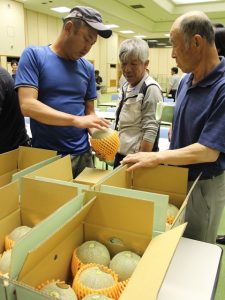 現品を確認する生産者（6月14日）