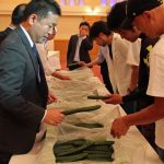 出荷規格を確認する市場担当者と生産者(6月20日)