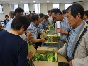 出荷規格を確認する生産者(7月12日)