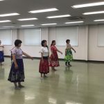 フラダンスに挑戦する参加者（7月6日）