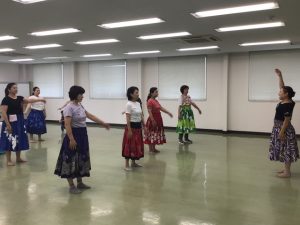 フラダンスに挑戦する参加者（7月6日）