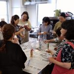 ハーバリウムフラワー作りに挑戦する参加者(7月23日）