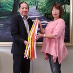 太田市長へ千羽鶴を贈呈する角田支部長(7月18日)