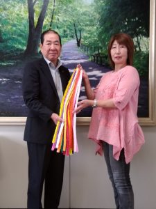 太田市長へ千羽鶴を贈呈する角田支部長(7月18日)
