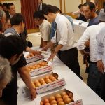 現品を確認する生産者と市場担当者