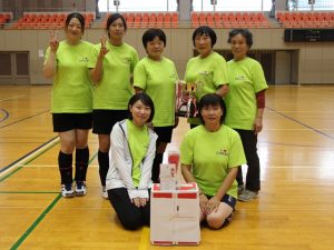 優勝したなかよしサラダのメンバー(10月16日)