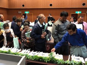 現品を確認する生産者（10月29日）