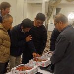 現品を確認する生産者(12 月3日)