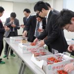 現品を確認する市場担当者(11月15日)