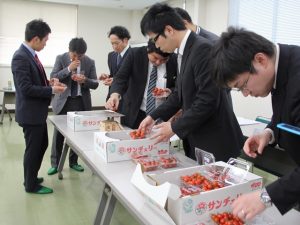 現品を確認する市場担当者(11月15日)