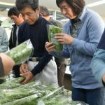 現品を確認する生産者(11月8日)