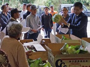 出荷規格の説明を聞く生産者(10月24日)
