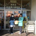 保育所へみそを贈呈する加瀬支部長(左)(旭市立中央第二保育所)