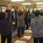 保健師に合わせて体操する参加者(11月18日)