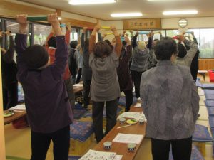 保健師に合わせて体操する参加者(11月18日)