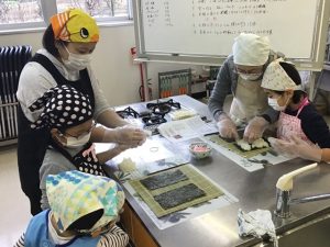 太巻き作りにも挑戦する親子(12月21日)