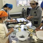 パン作りを楽しむ親子(12月21日)