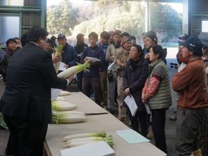 生産者に呼び掛ける市場担当者(1月30日)