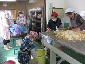 園児の健康を願いみそづくり（3月13日）