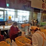 レジに導入したビニールカーテン（4月14日）