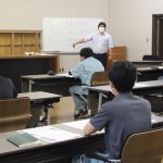 真剣に学ぶ参加者（7月21日）
