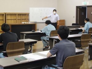 真剣に学ぶ参加者（7月21日）