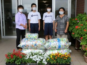 海上中学校へ贈呈する役員（7月21日）