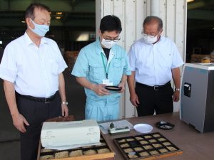新米の検査確認をする（右から）江波戸組合長、農産物検査員、大木薫専務理事（8月21日）