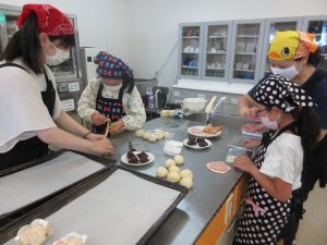 パン作りを楽しむ親子(8月1日）