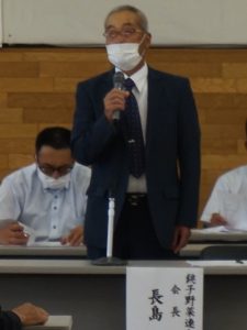 あいさつする長島会長(8月20日)