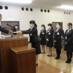辞令を受け取る新採用職員(10月1日）