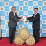 「粒すけ」を贈呈する江波戸組合長（左）　（旭市役所）