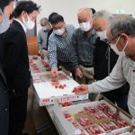現品を確認する生産者（10月20日）