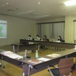 熱心に動画を視聴する役員ら(9月15日）