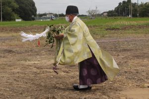 お祓いする神主(9月16日）