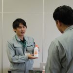 商品の提案を行う向後さん（11月2日）