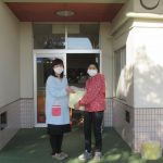保育所へ味噌を贈呈する加瀬支部長（右）（12月1日）