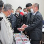 市場担当者の説明を聞く生産者(11月24日）